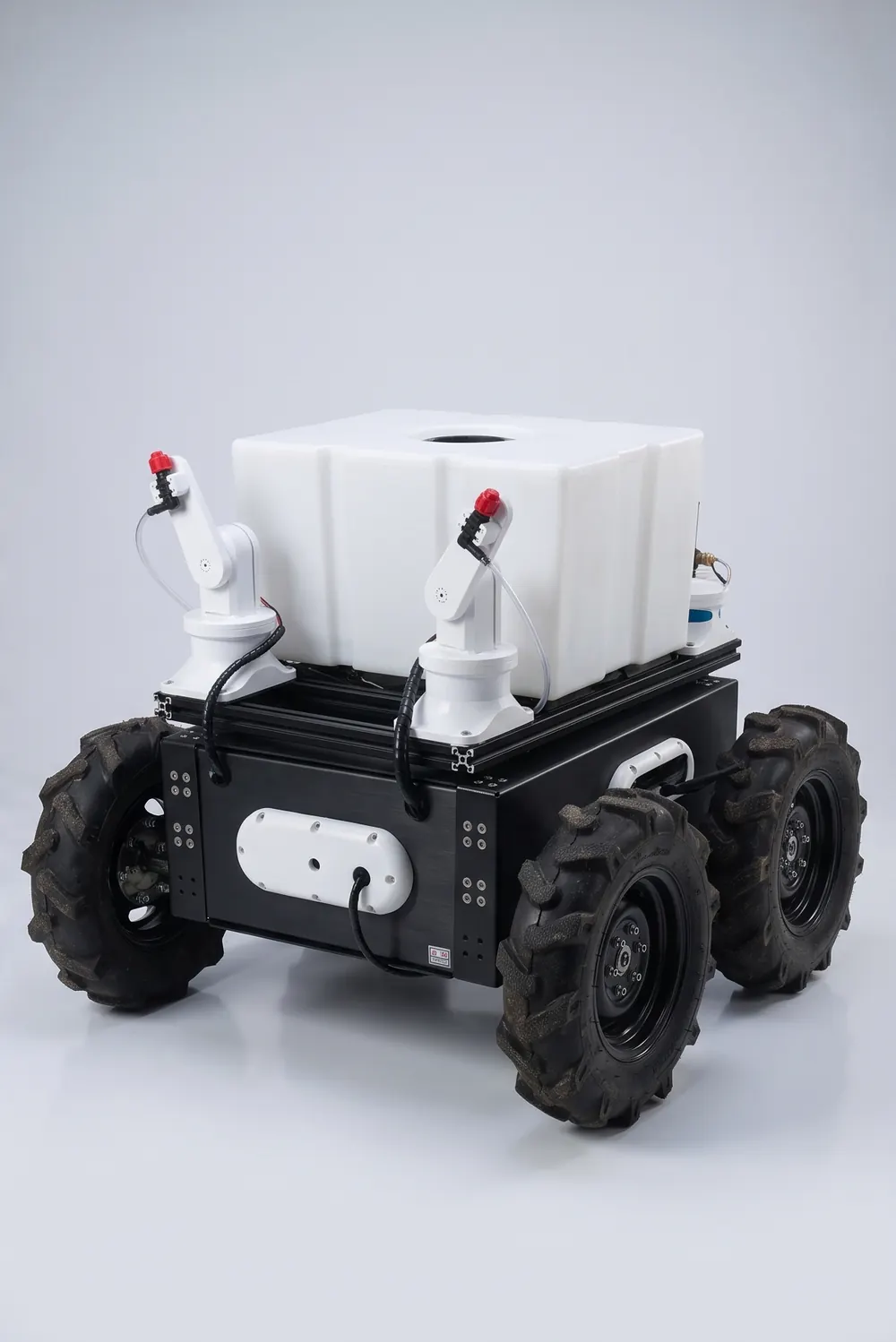 Sera ilaçlama robotunun stüdyo görselleştirmesi: beyaz tank, iki nozüllü robot kol ve arazi tipi tekerlekler